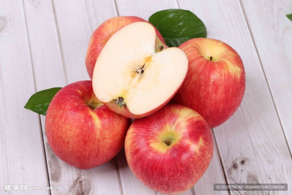 新鲜红苹果堆叠展示