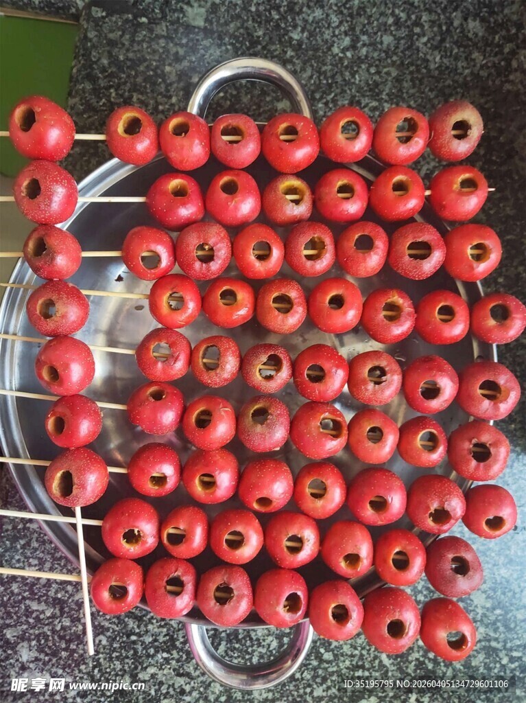 诱人红果串美味待品尝