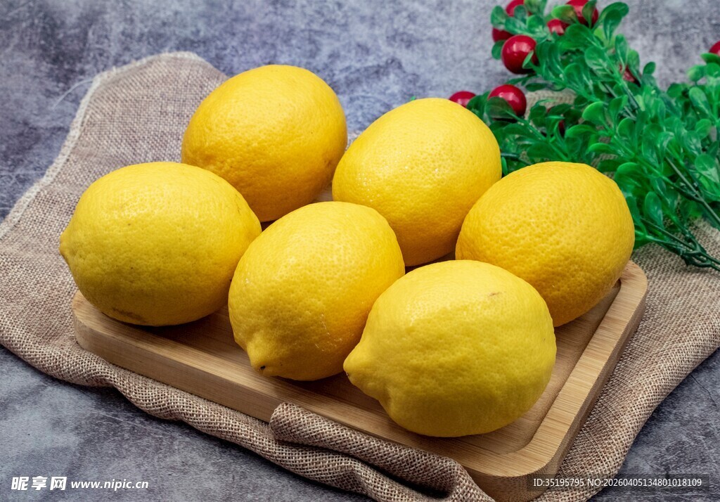 木盘上的新鲜黄柠檬