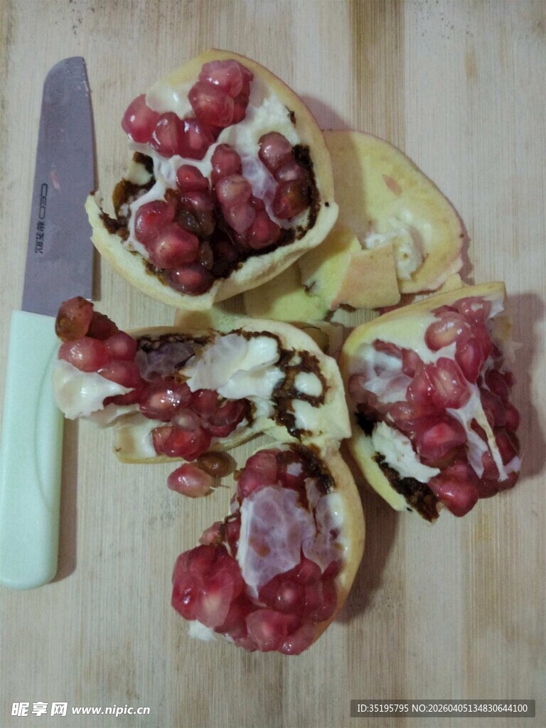 美味香肠卷置于木砧板上