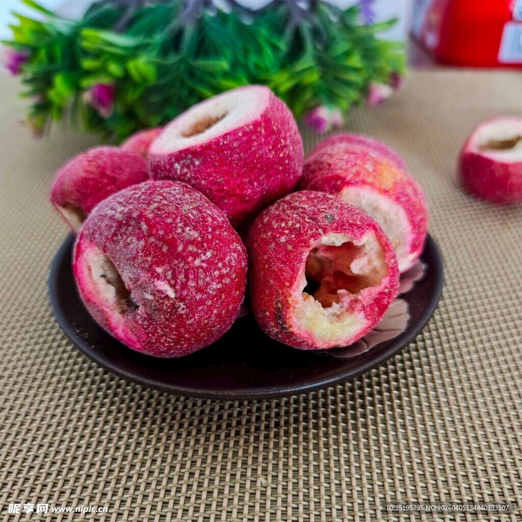 糖霜山楂摆于盘中