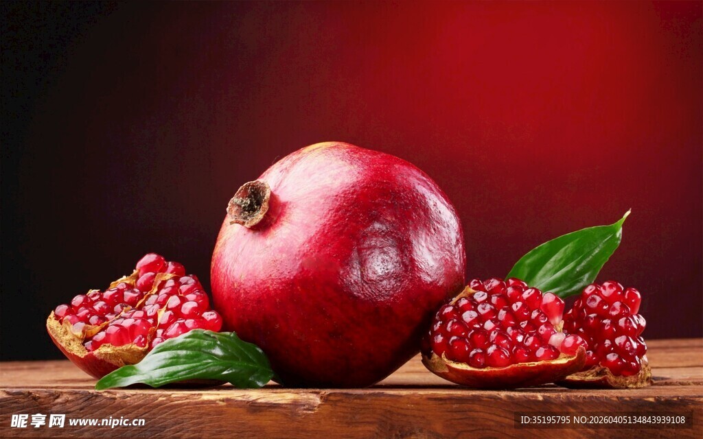 新鲜红石榴摆放在木桌上