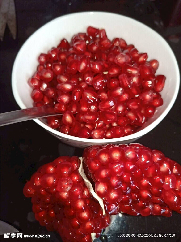 新鲜红石榴果肉饱满诱人