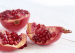切开的新鲜红石榴