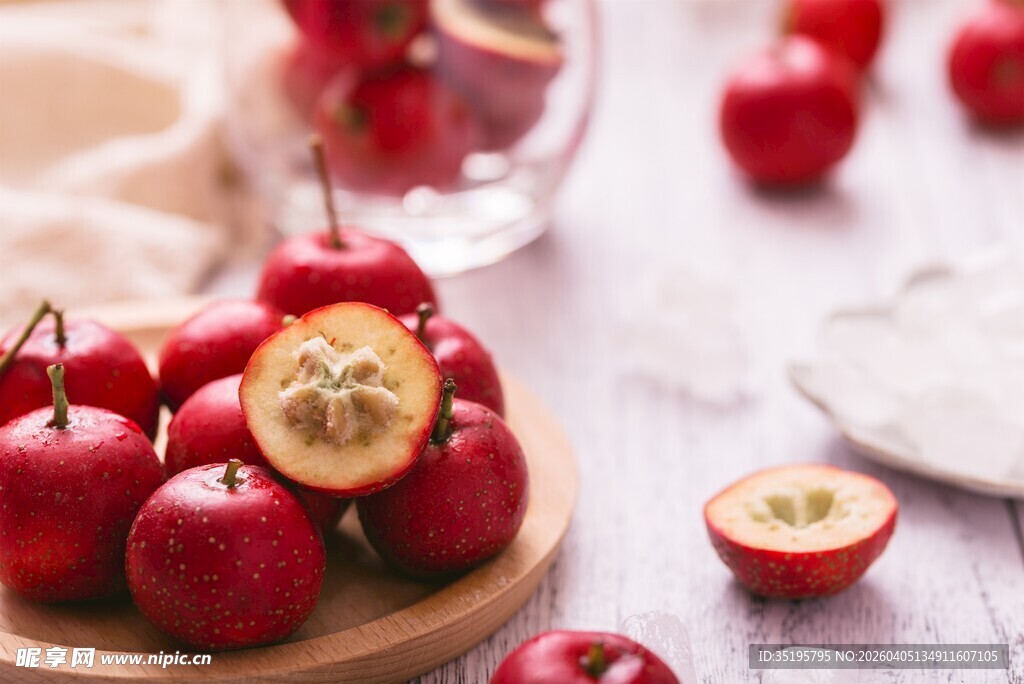 新鲜山楂摆放在木盘上