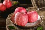 红富士苹果置于美味盘中