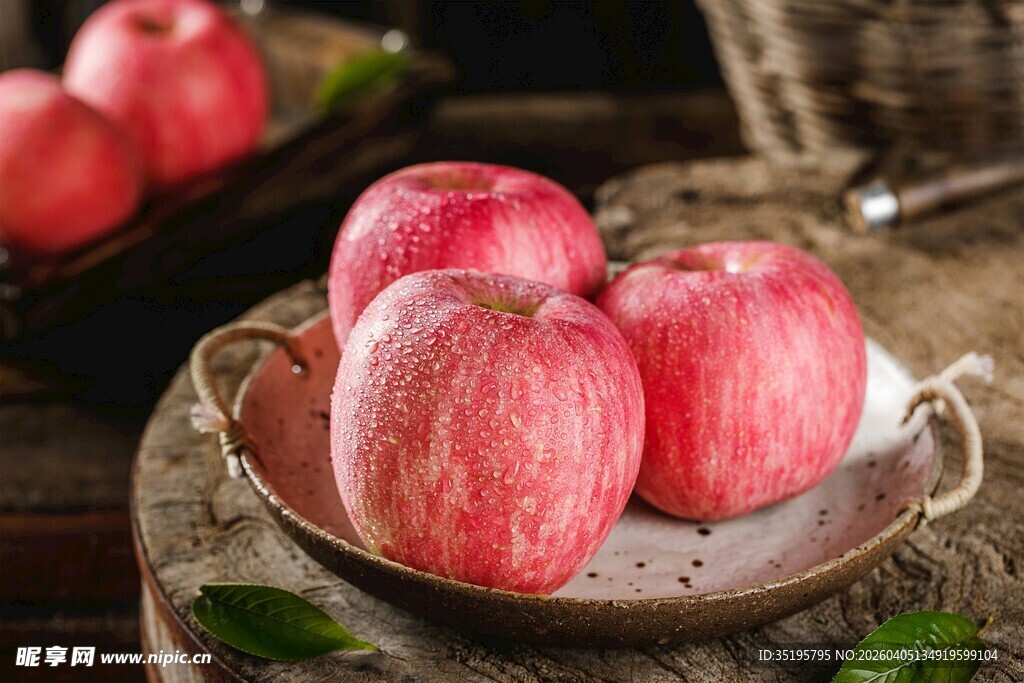 红富士苹果置于美味盘中