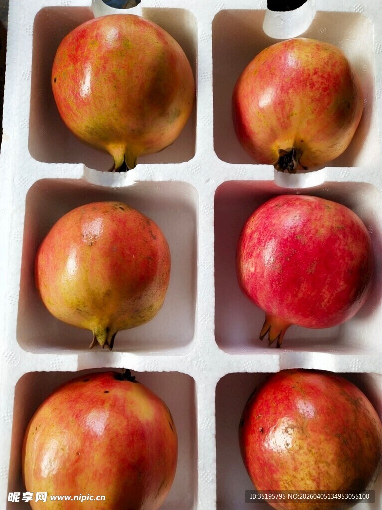 盒装新鲜诱人的多彩苹果