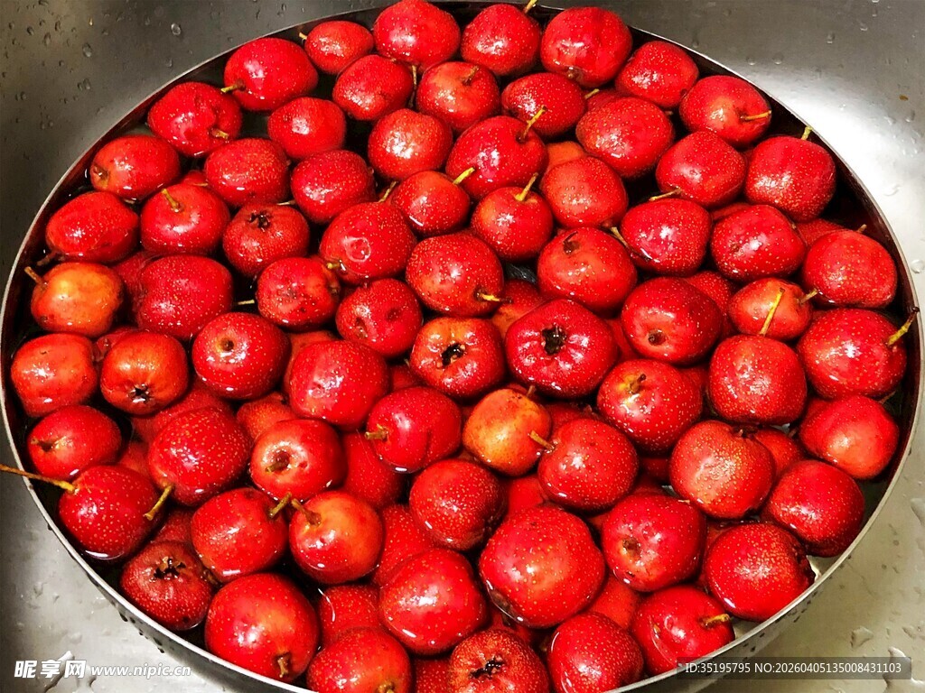 满满一盆鲜红诱人山楂果