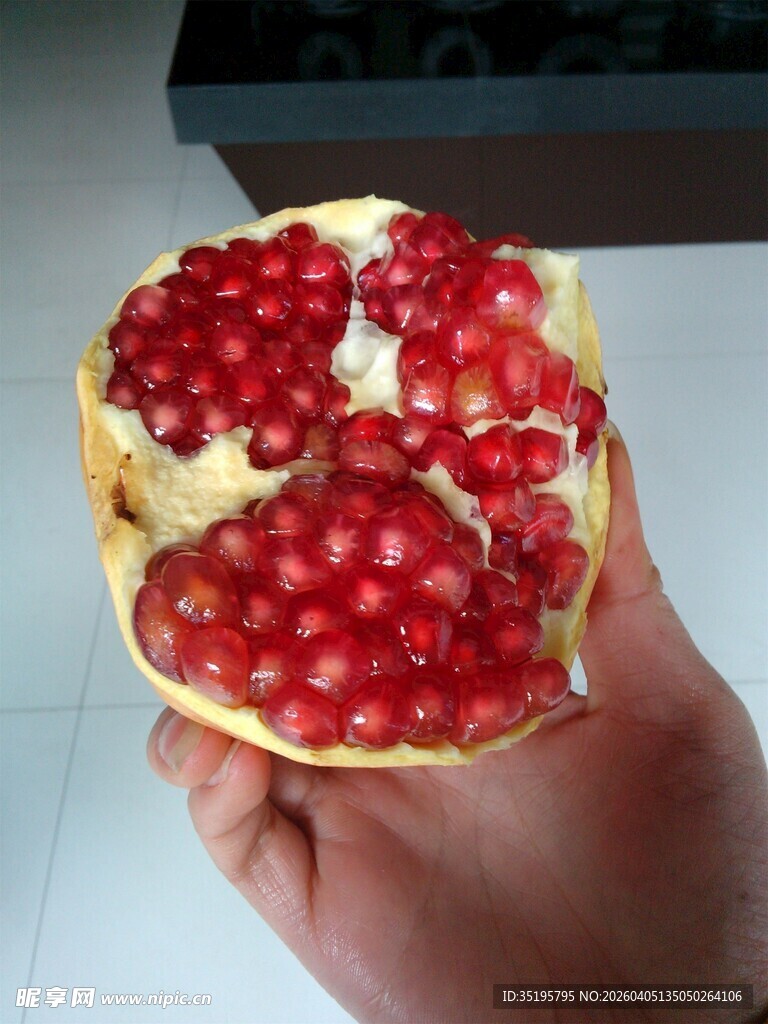 手捧剥开的新鲜红石榴