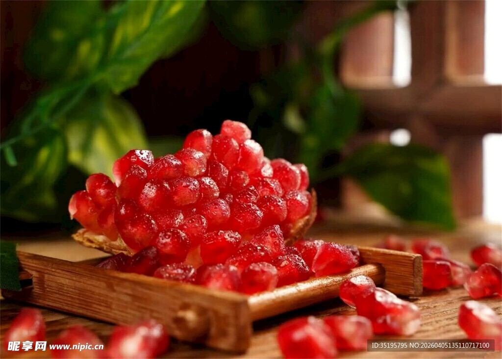 木盘上的新鲜红石榴籽