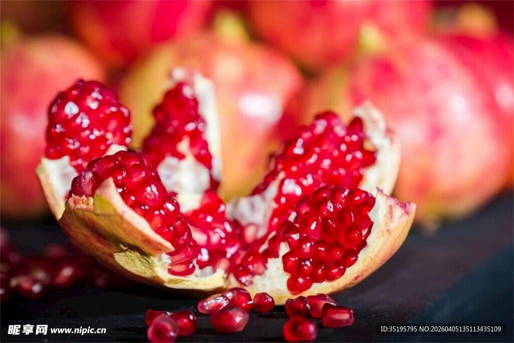 剥开的红石榴果肉诱人