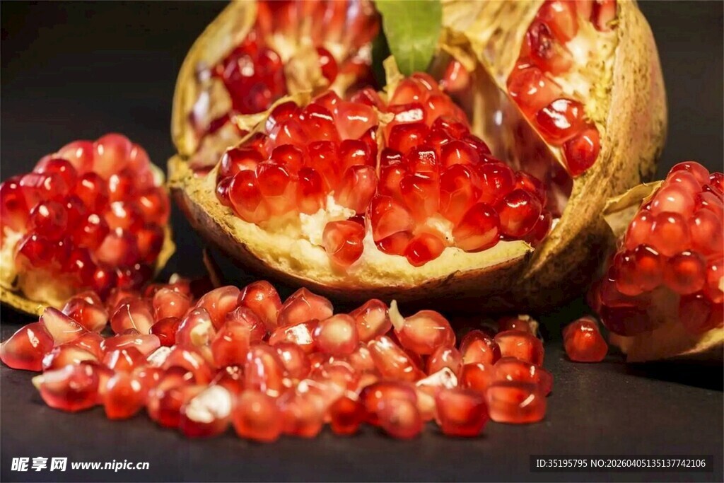 剥开的红石榴饱满果粒