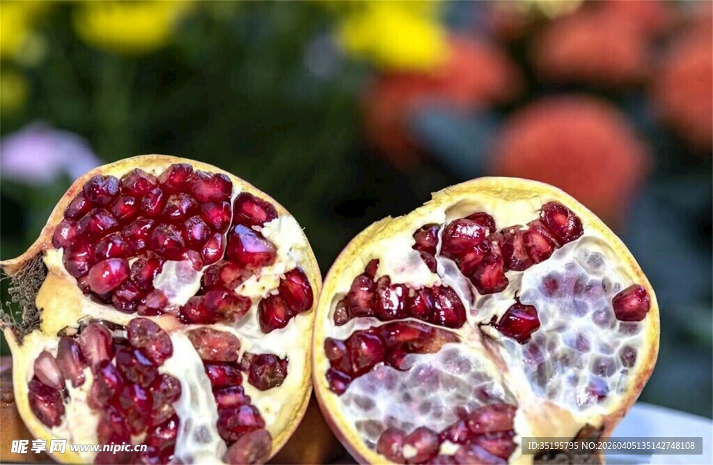 切开的饱满多汁红石榴
