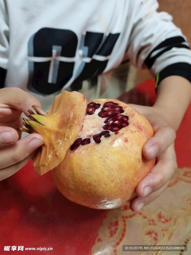 手捧剥开的新鲜红石榴