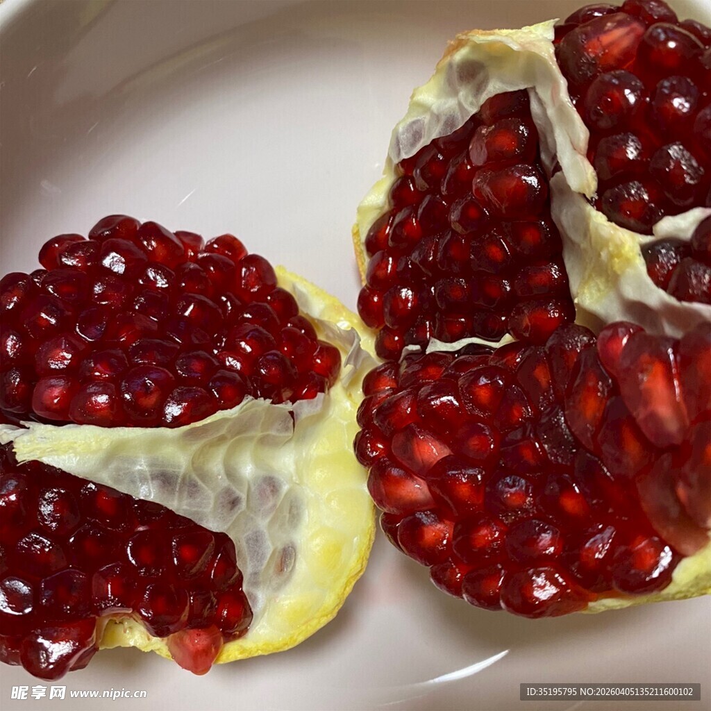 切开的饱满多汁红石榴