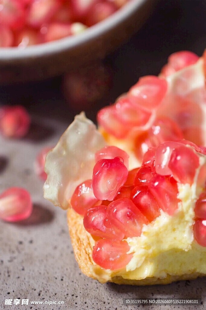 剥开的新鲜红石榴果肉