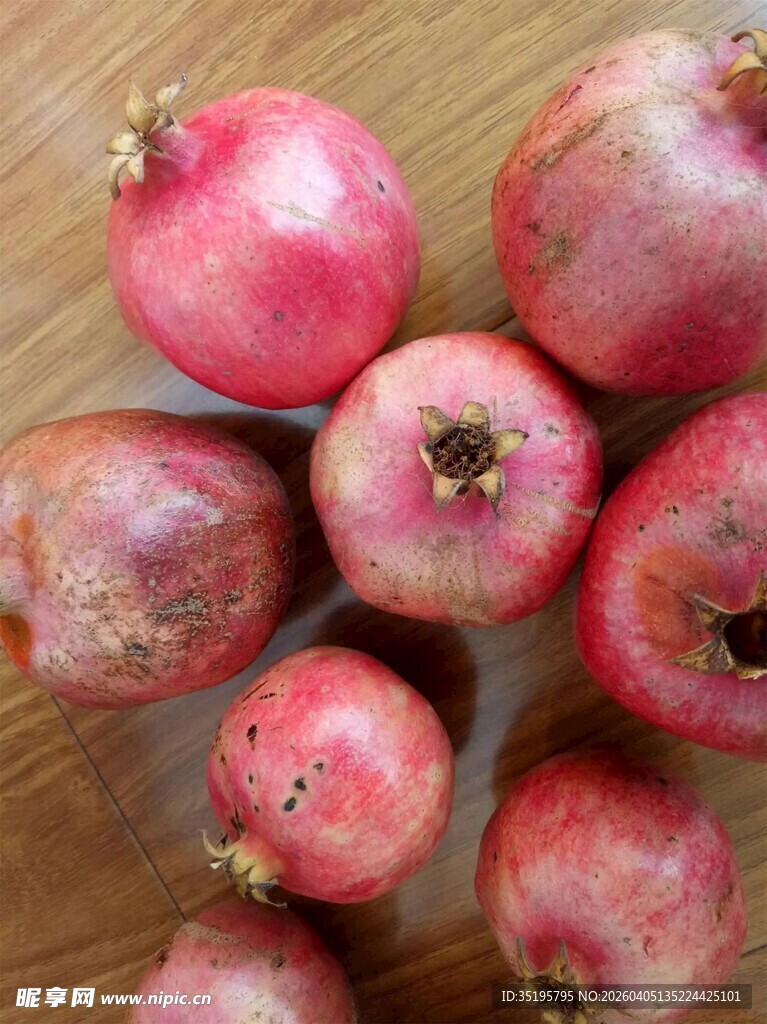 新鲜红石榴摆放在木桌上