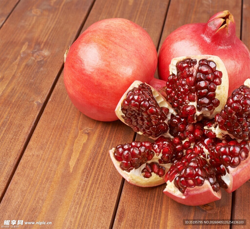 木桌上的红石榴与苹果