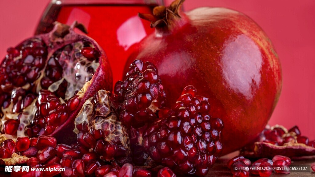 红石榴静物图饱满诱人