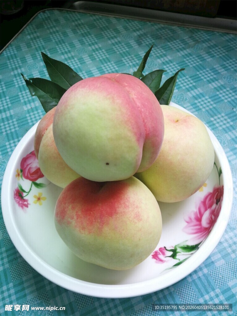 盘中鲜桃色泽诱人