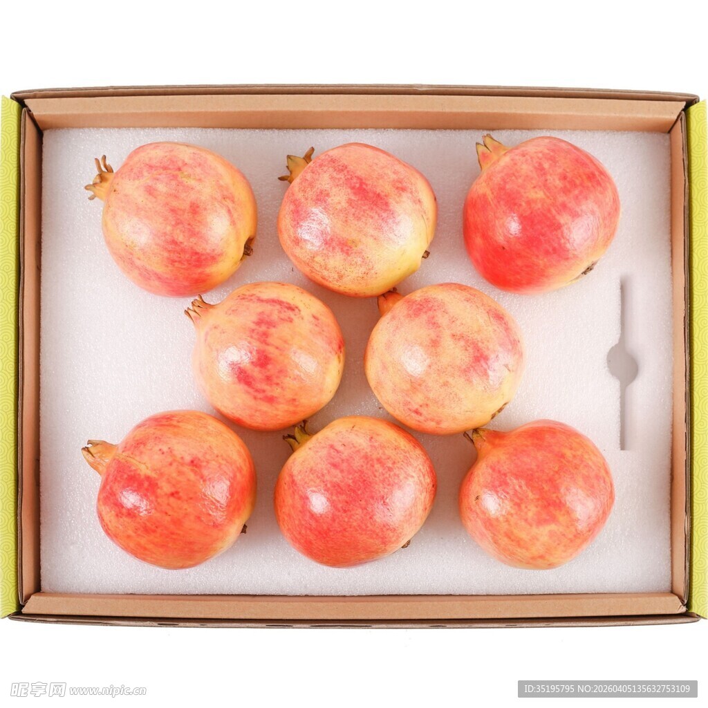 托盘上的新鲜红皮水果