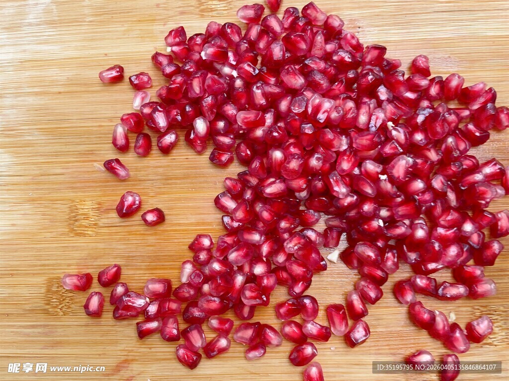 散落的新鲜红石榴籽