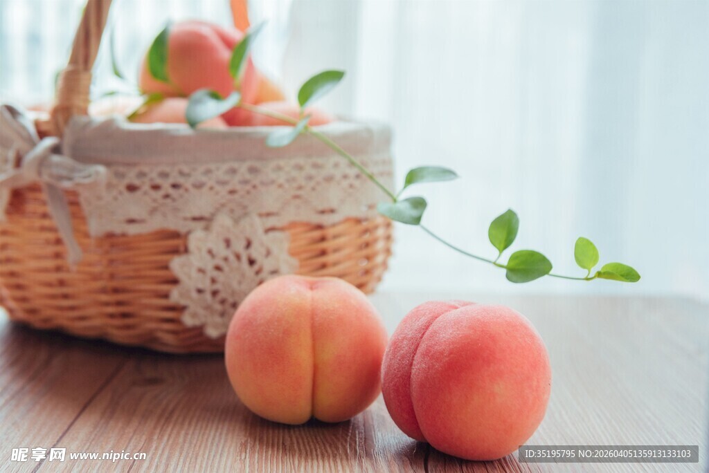 篮子里的鲜桃与桌上双桃