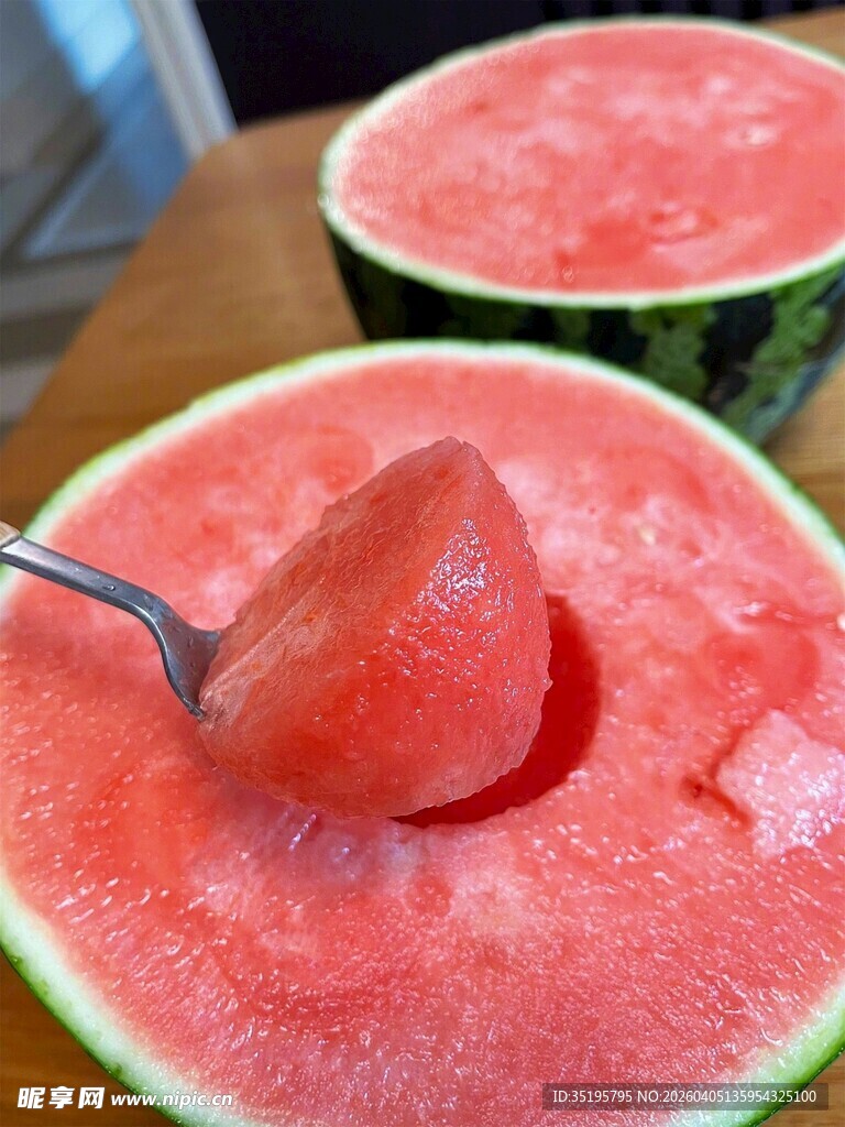 勺子挖着的新鲜红瓤西瓜