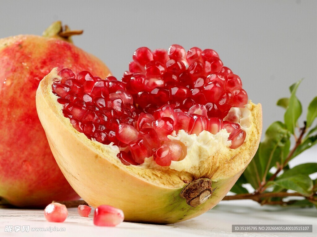 切开的多汁红石榴