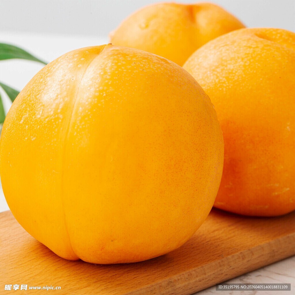 新鲜黄桃摆放在木砧板上