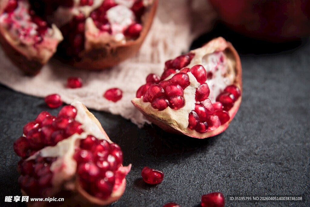 切开的红石榴及散落果粒