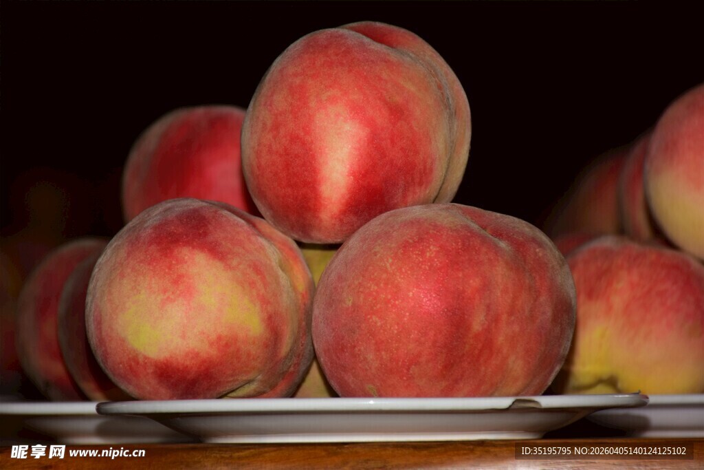 新鲜水蜜桃堆叠展示