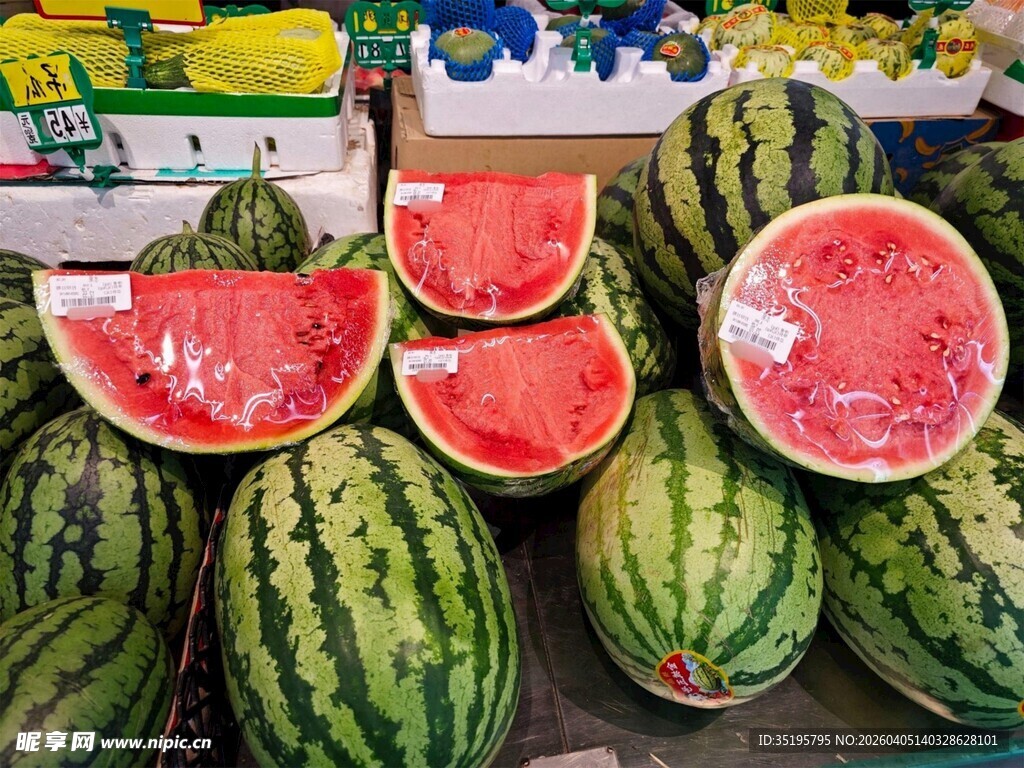 新鲜西瓜待售