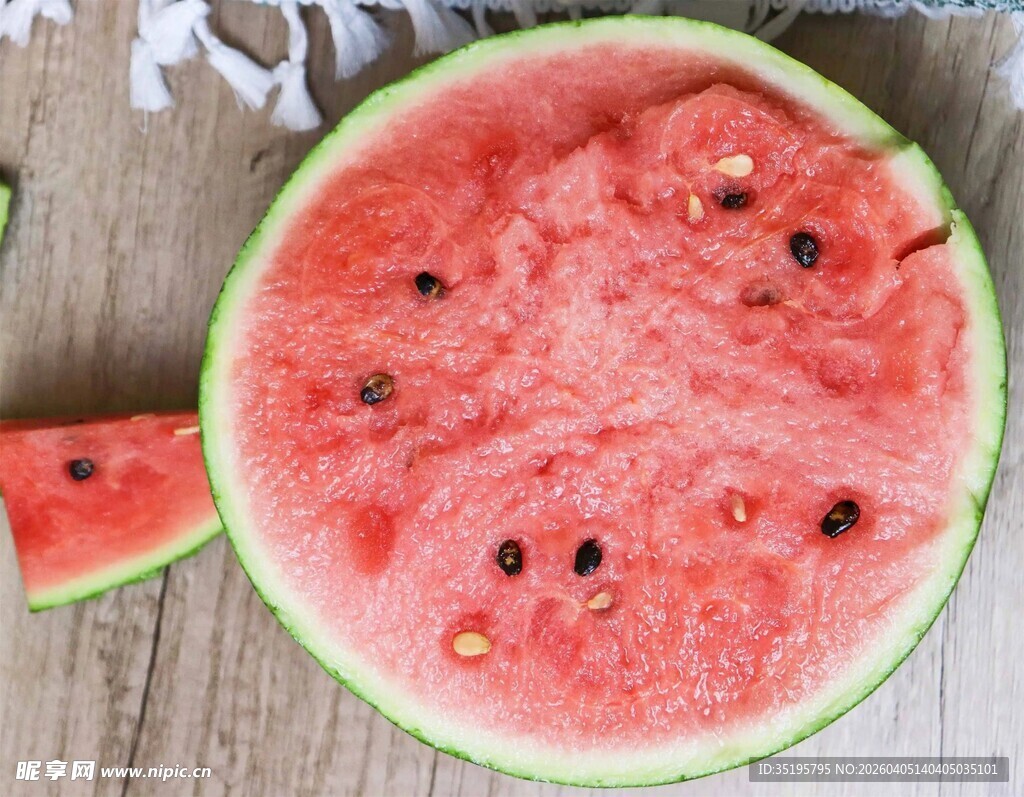切开的新鲜多汁红瓤西瓜