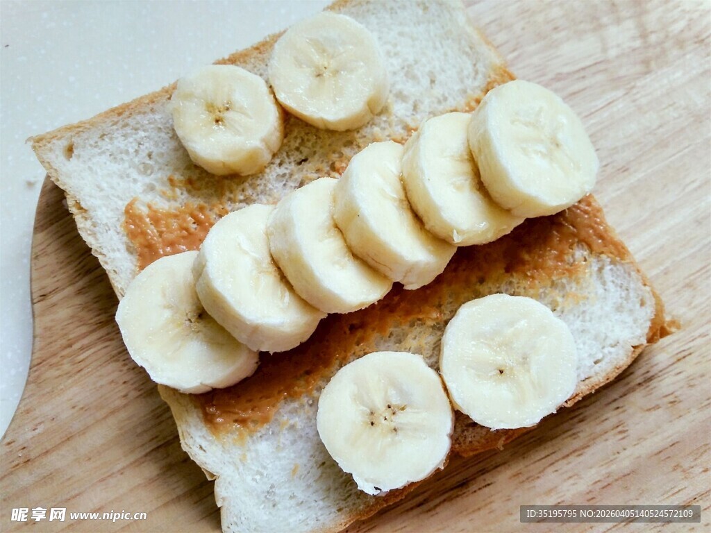 香蕉片配吐司