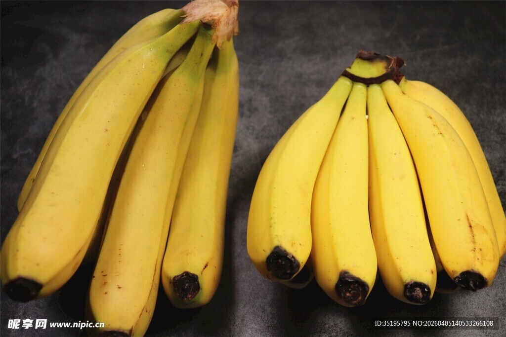 两串鲜黄饱满的成熟香蕉