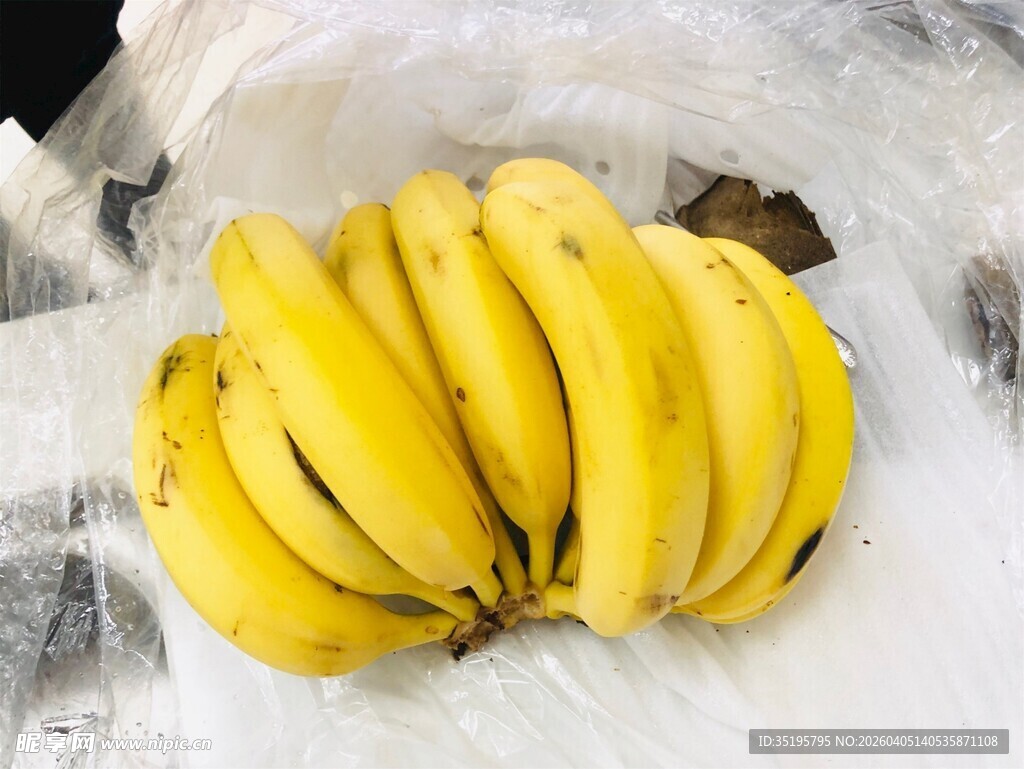 新鲜成串黄香蕉