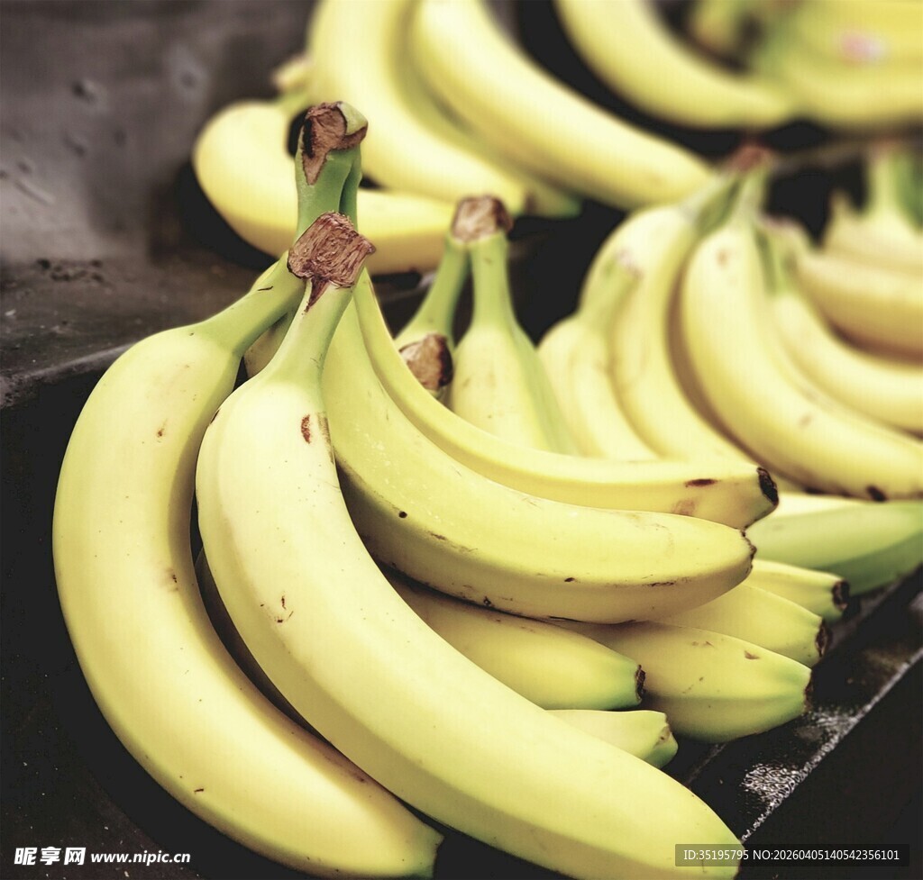 新鲜成串黄香蕉