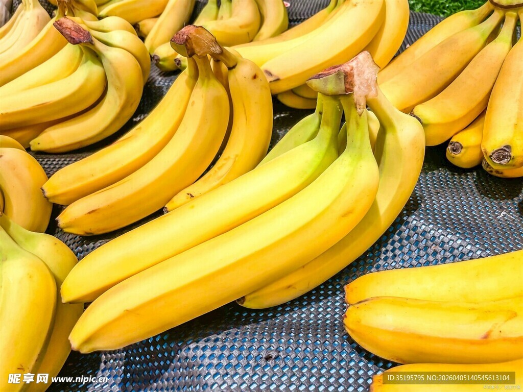 新鲜黄香蕉堆叠展示