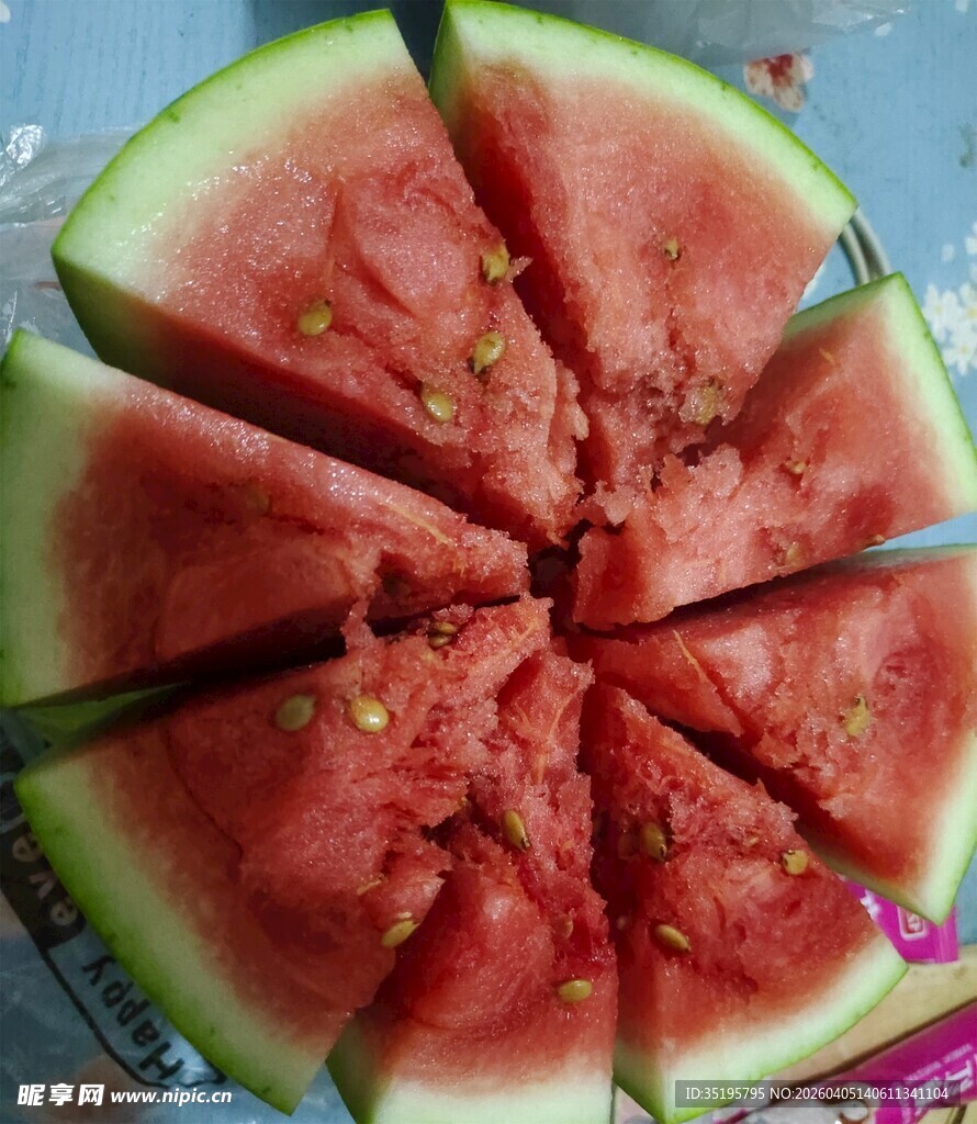 切开的新鲜多汁红瓤西瓜