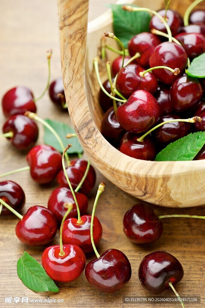 木篮中饱满新鲜的红樱桃