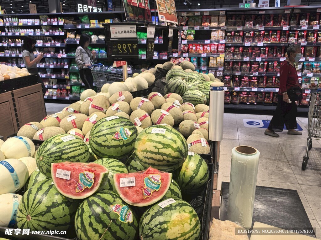 超市内摆放整齐的多样西瓜