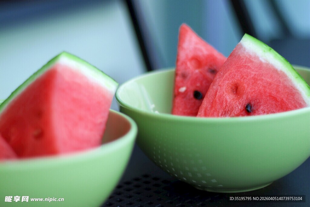 两碗翠绿碗中鲜切西瓜