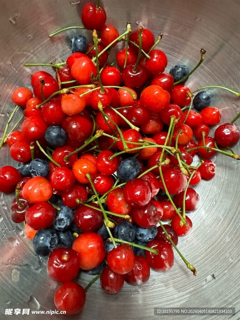 新鲜樱桃与蓝莓的组合