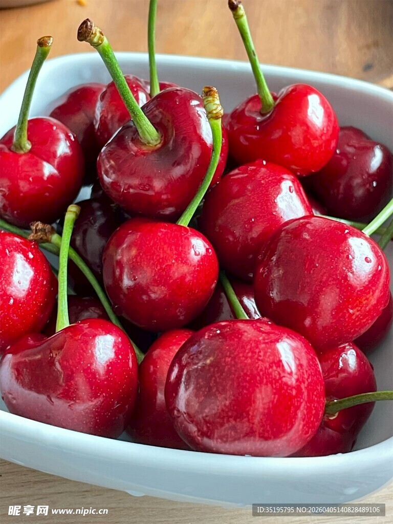 碗中鲜红饱满的新鲜樱桃