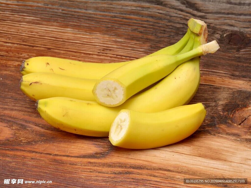 木桌上的新鲜黄香蕉
