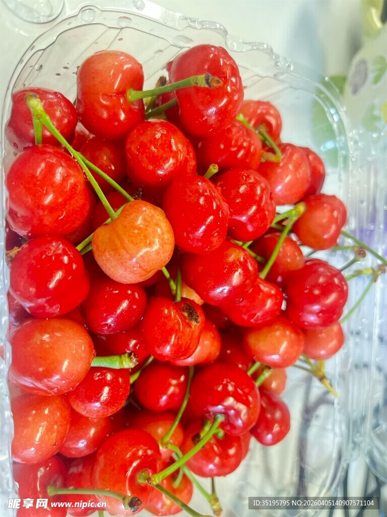 新鲜饱满的樱桃