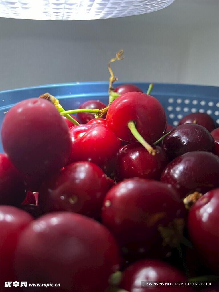 新鲜饱满的红樱桃