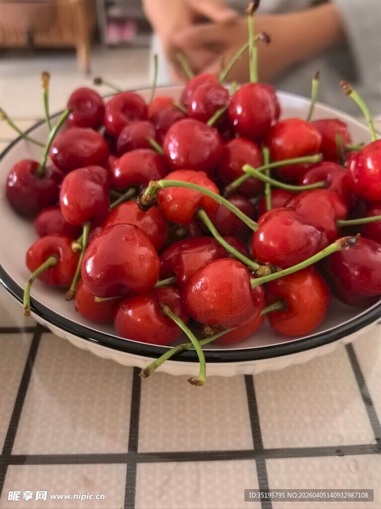 碗中鲜红饱满的新鲜樱桃
